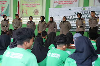 Edukasi Siswa SMA, Polwan Polres Mojokerto Kota Sosialisasikan Bahaya Narkoba dan Kenakalan Remaja