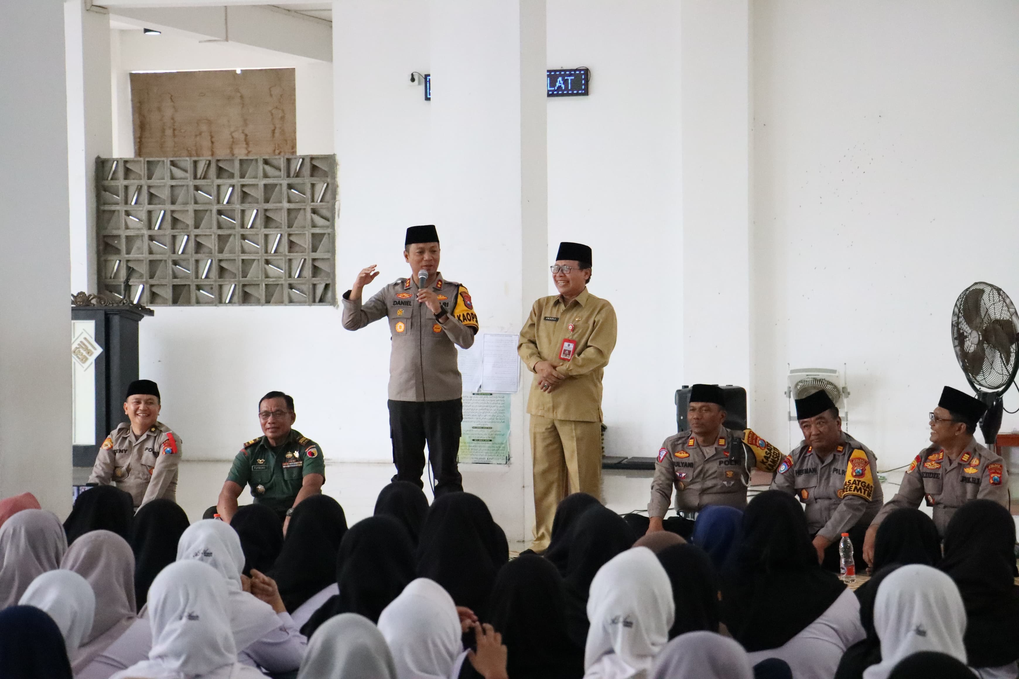 Gencarkan Nusantara Cooling System, Kapolres Mojokerto Kota Ajak Santriwati Bijak Bermedsos