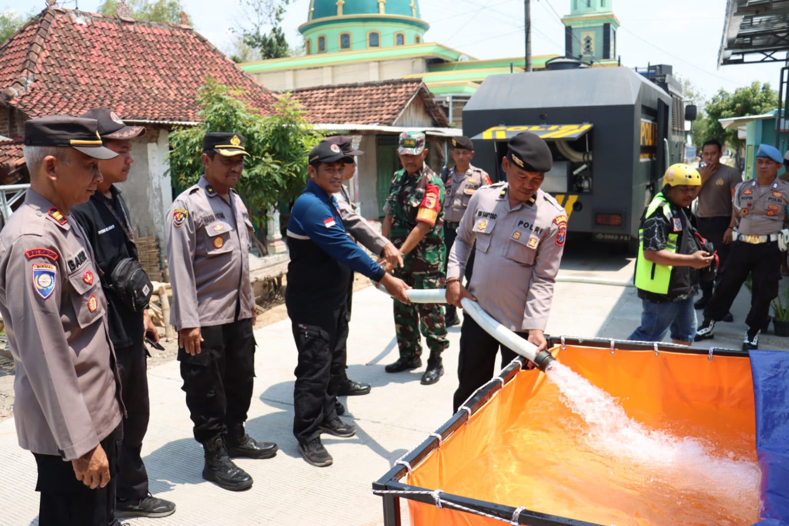 Mobil AWC Polres Mojokerto Kota Keliling Desa Pasok Air Bersih Untuk Warga