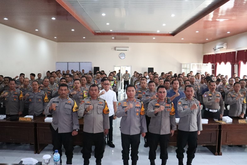 Pastikan Kelancaran Pemungutan Suara Pilkada, Kapolres Mojokerto Kota Berikan Pembekalan Kepada Petugas Pengamanan TPS