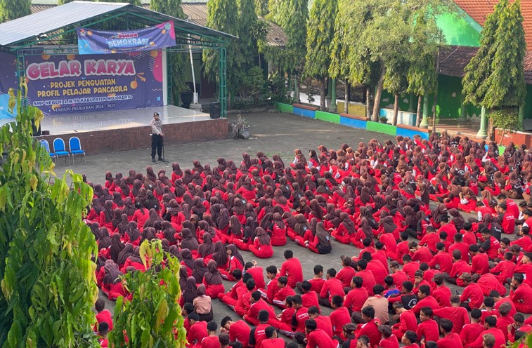 Upaya Preemtif Polres Mojokerto Kota Ingatkan Bahaya Kenakalan Remaja di SMPN 1 Jetis