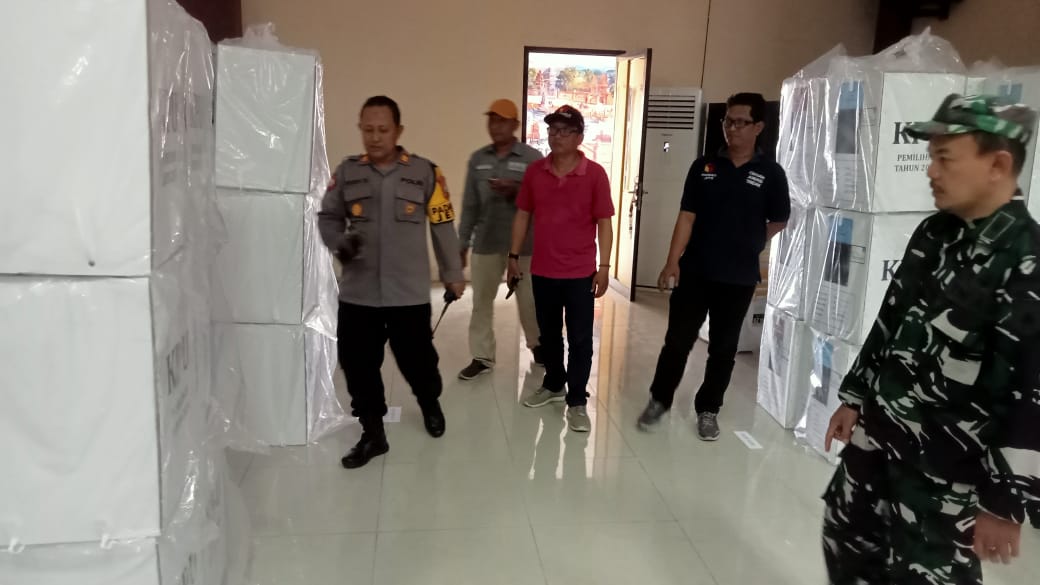 TNI-POLRI Kawal Pendistribusian Logistik Pemilukada 2024