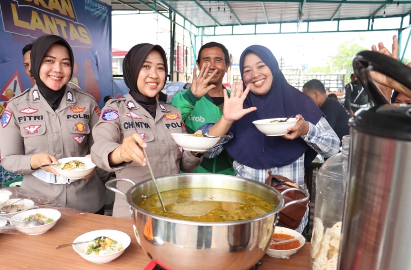 Tingkatkan Partisipasi Masyarakat Saat Pilkada, Polres Mojokerto Kota Berikan Makan Gratis Usai Nyoblos