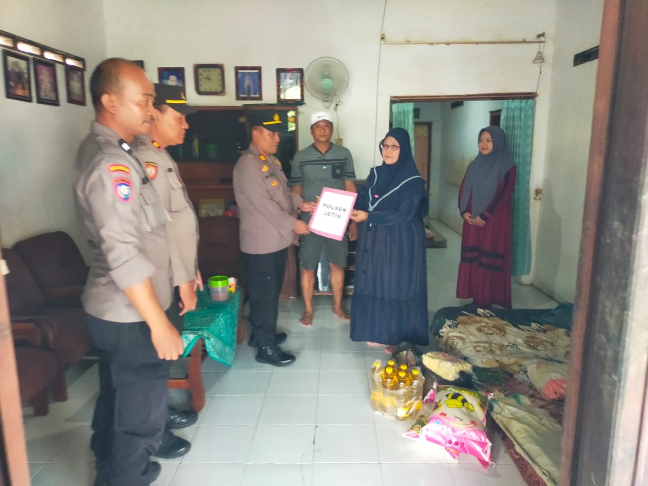 Wujud Rasa Kemanusiaan, Polisi Gelar Bansos