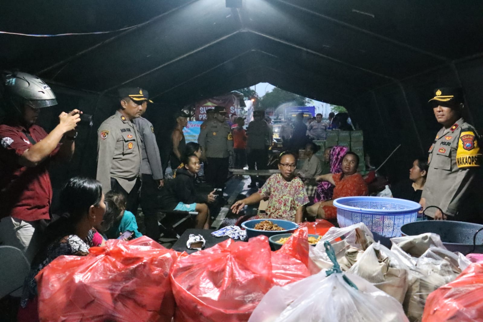 Polres Mojokerto Kota Salurkan Sembako  dan Dirikan Posko Tanggap Bencana Bagi Warga Terdampak Banjir