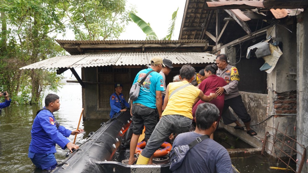 Ditpolairud dan Polres Mojokerto Kota Berkolaborasi Evakuasi Warga Terdampak Banjir
