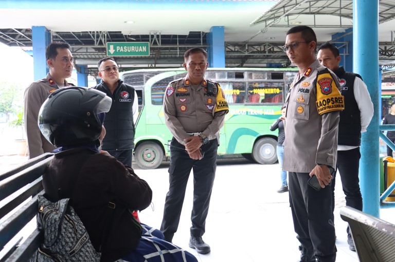Pastikan Keamanan dan Kenyamanan Pemudik, Polres Mojokerto Kota Gelar Ramp Check dan Tes Urine di Terminal