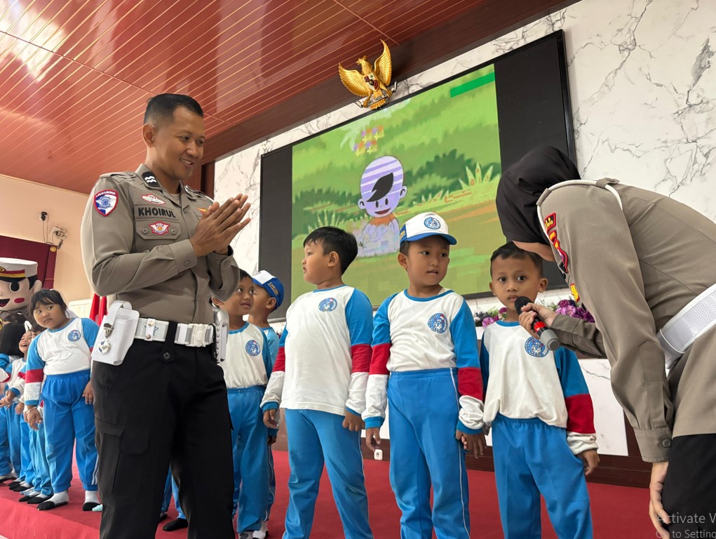 Tingkatkan Kesadaran Lalu Lintas Sejak Dini, Polres Mojokerto Kota Ajak Anak Kenali Tugas Polisi