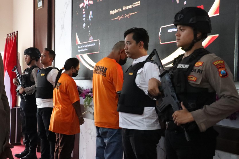 Ratusan Botol Diamankan, Polres Mojokerto Kota Grebek Rumah Produksi Miras Ilegal