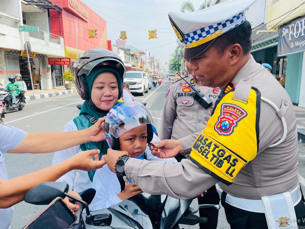 Bagikan Helm dan Snack, Cara Unik Satlantas Polres Mojokerto Kota Gelorakan Keselamatan Lalu Lintas