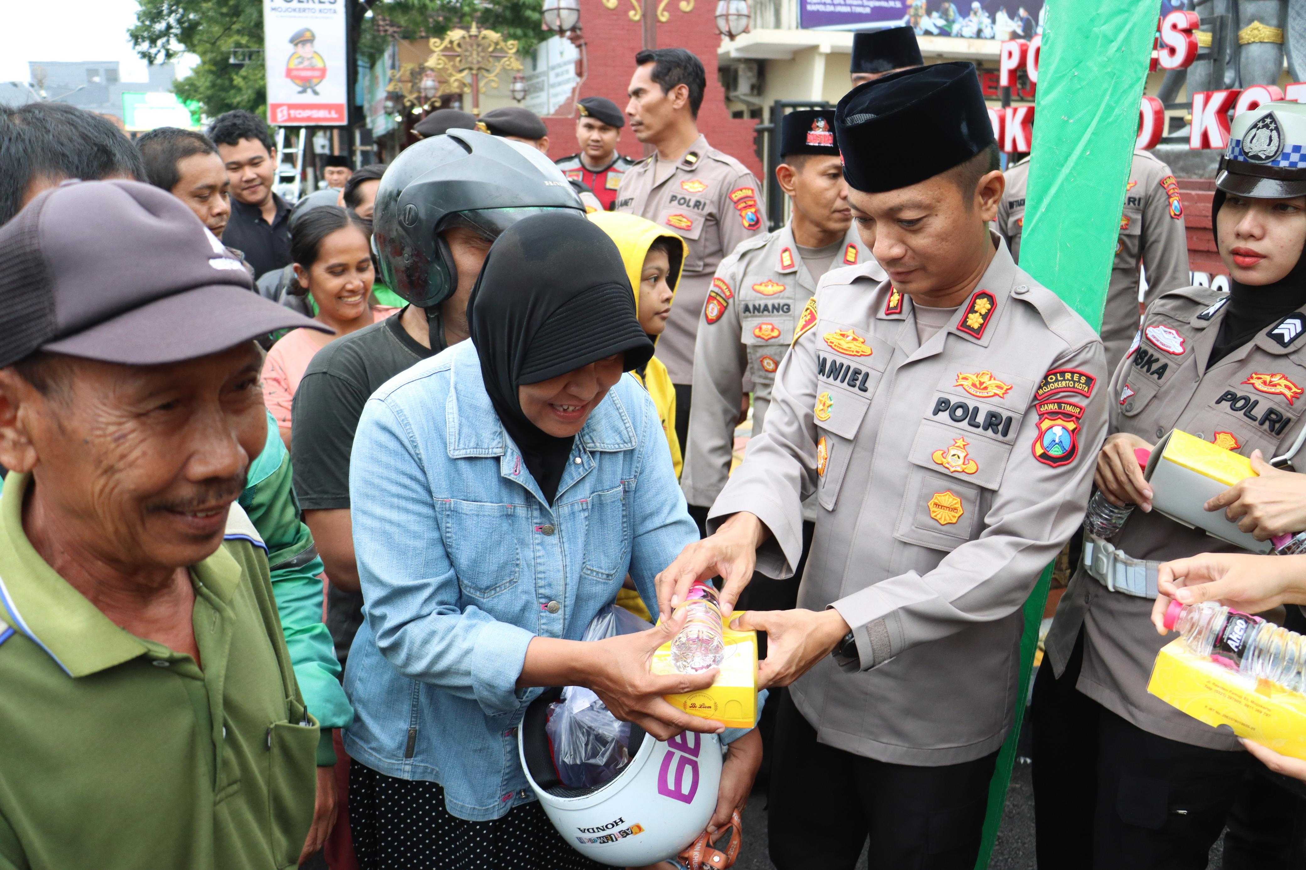 Wajah Bahagia Pengguna Jalan Menerima Takjil Dari Kapolres Mojokerto Kota