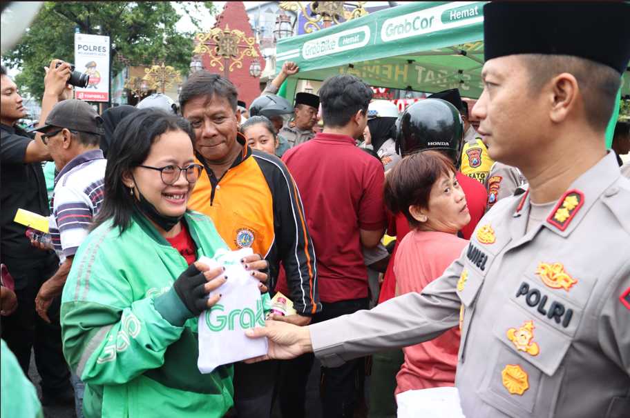 Polres Mojokerto Kota Kolaborasi Dengan Media Bagikan Takjil Ke Pengendara