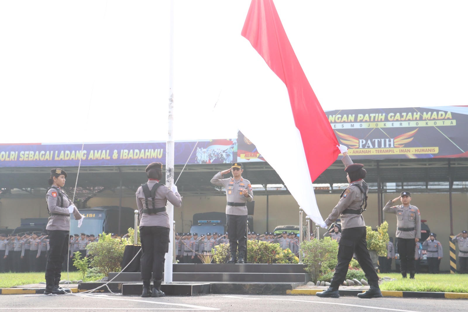 Peringati Hari Kartini, Polwan Polres Mojokerto Kota Jadi Petugas Upacara
