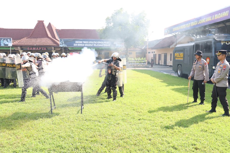 Kapolres Mojokerto Kota Pimpin Langsung Latihan Dalmas dan Penggunaan APAR