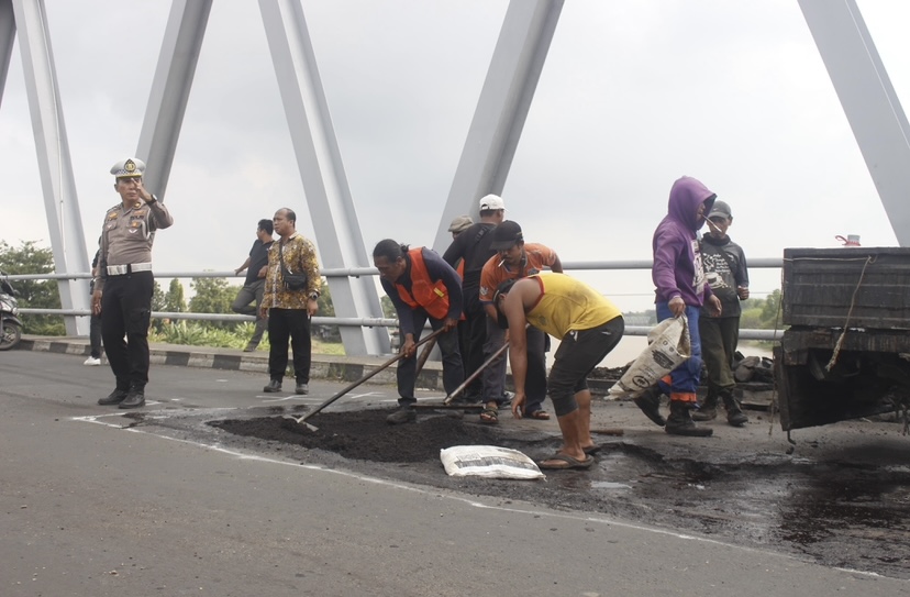 Gercep, Polres Mojokerto Kota Tanggapi Keluhan Masyarakat Terkait Jalan Brlubang