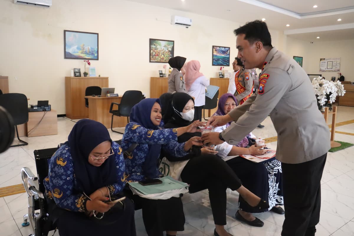 Bagikan Makanan, Polres Mojokerto Kota Hadirkan Layanan Humanis di Loket SKCK