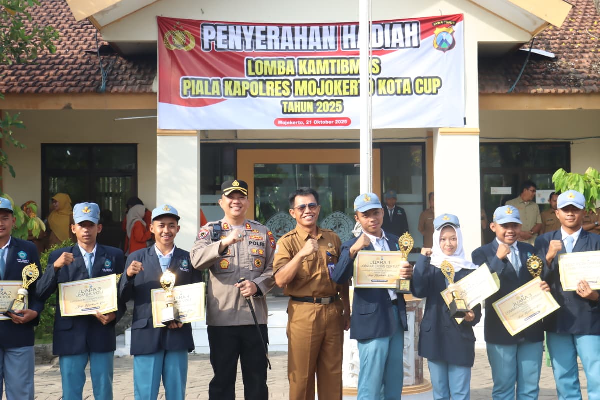 Sukses Gelar Lomba Kamtibmas Kapolres Mojokerto Kota Cup, Kapolres Berikan Piala untuk Pelajar Berprestasi