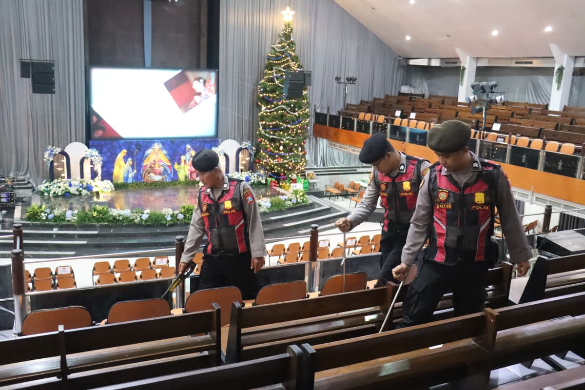 Dalam Rangka Operasi Lilin 2025, Satsamapta Polres Mojokerto Kota Laksanakan Sterilisasi Gereja Jelang Ibadah Natal