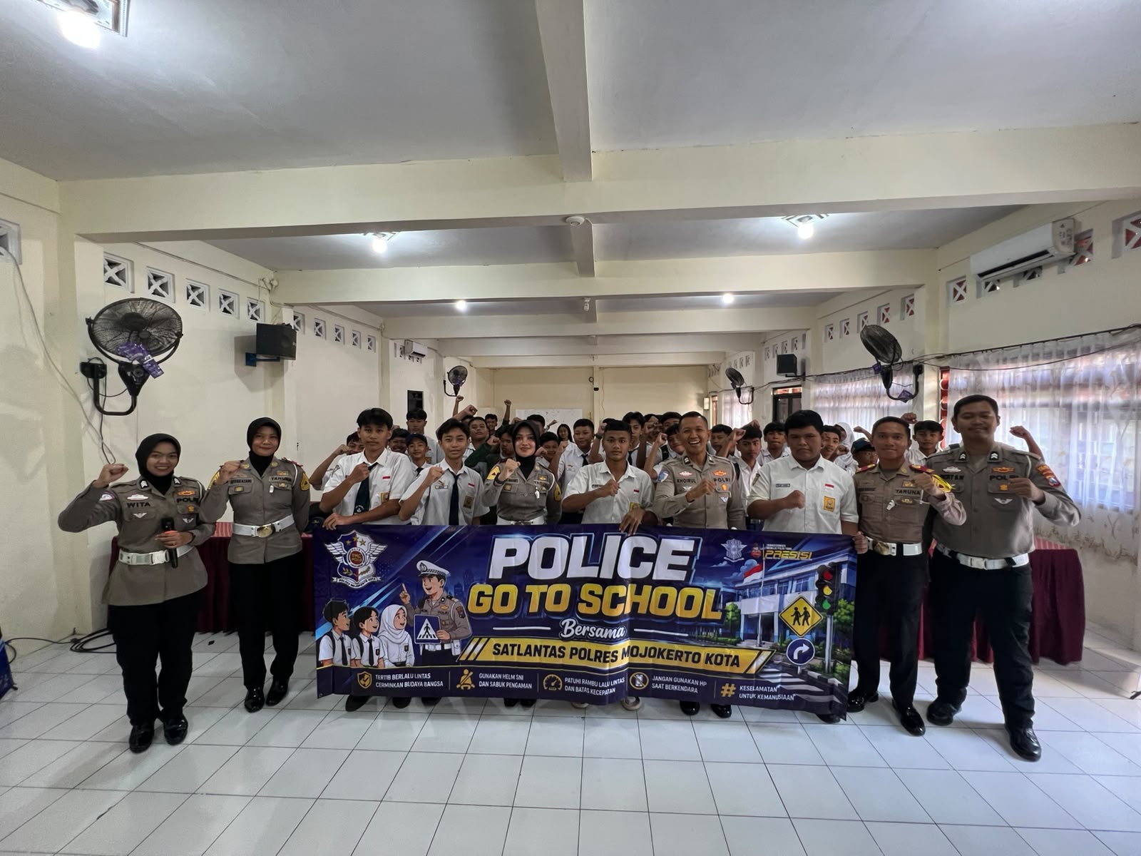Taruna Akpol TK III Angkatan 58 Batalyon Ksatriya Hawin Sarawahita Gelar Police Goes To School di SMPN 5 Kota Mojokerto